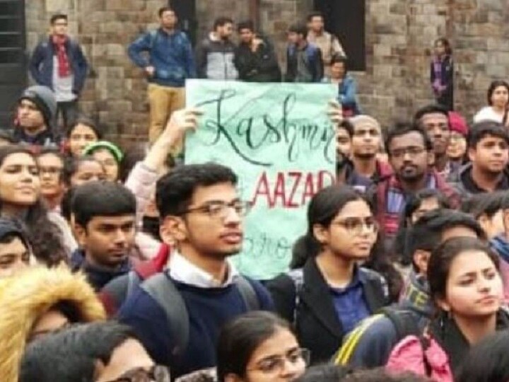 दिल्ली: JNU हिंसा के खिलाफ DU में प्रदर्शन, भीड़ में दिखा 'कश्मीर आजाद' का बोर्ड