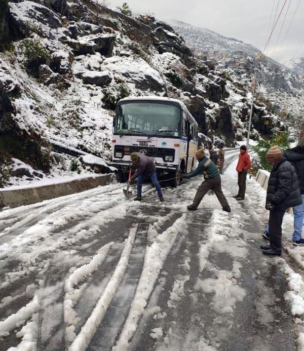 लाहौल-स्पीति, चंबा, कुल्लू, किन्नौर और शिमला जिलों में ऊंची पहाड़ी वाले इलाकों में पिछले तीन दिनों से सामान्य से लेकर भारी बर्फबारी हो रही है.