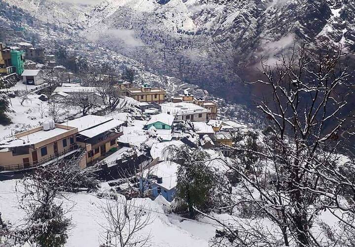 आसपास के स्थानों जैसे कुफरी और नरकंडा में भी बर्फबारी हुई, जिससे ये पर्यटक स्थल और खूबसूरत नजर आने लगे.