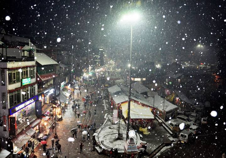 बर्फबारी के सीज़न में मनाली में पर्यटकों का हुजूम उमड़ गया है.