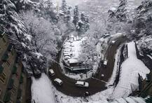 PHOTOS: हिमाचल-उत्तराखंड में भारी बर्फबारी से जनजीवन प्रभावित, लेकिन पर्यटक खुश