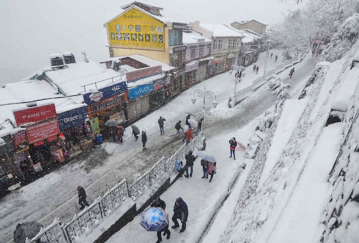 शिमला में शून्य से 0.5 डिग्री सेल्सियस नीचे तापमान दर्ज हुआ, जबकि 20 सेंटीमीटर से अधिक बर्फबारी हुई. वहीं, कुफरी और मशोबरा में 40 सेंटीमीटर से अधिक बर्फबारी दर्ज की गई.