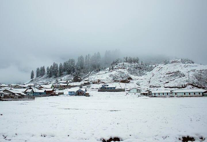 जम्मू-कश्मीर के भी कई इलाकों में बर्फबारी हो रही है.