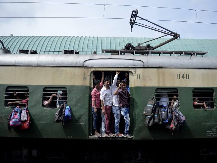 मौसम अपडेट: कोहरे के कारण दिल्ली आने वाली 21 ट्रेन लेट, कई राज्यों में बारिश के बाद बढ़ी सर्दी Weather UPDATES: 21 Trains late, snowfall in himachal and uttarakhand मौसम अपडेट: कोहरे के कारण दिल्ली आने वाली 21 ट्रेन लेट, कई राज्यों में बारिश के बाद बढ़ी सर्दी