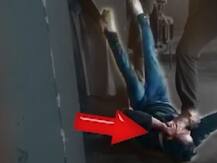 UP: देवरिया में 3 पुलिसवालों ने चोरी के आरोपी के मुंह पर पैर रखखर बेरहमी से पीटा, वीडियो वायरल