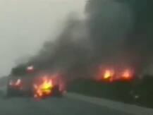 गुजरात: एलपीजी सिलेंडर से भरे ट्रक में लगी आग, चपेट में आई स्कूल बस भी हुई खाक