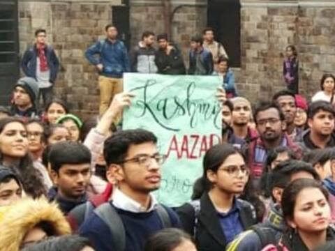 मुंबई के बाद अब दिल्ली में भी लहराया आजाद कश्मीर का पोस्टर मुंबई के बाद अब दिल्ली में भी लहराया आजाद कश्मीर का पोस्टर
