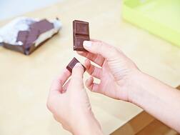 डार्क चॉकलेट खाने के हैं अनेक फायदे, वजन घटाने से लेकर डायबिटीज में भी है मददगार