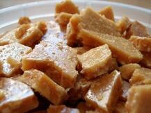 Health Tips: खाली पेट गुनगुने पानी से गुड़ के सेवन करने से दूर होती हैं ये समस्याएं