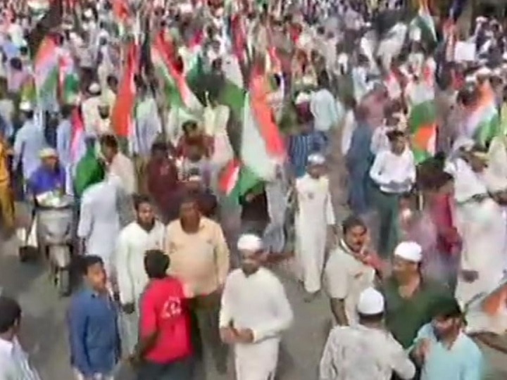 Hyderabad: AIMIM supporters 'Tiranga Yatra' in protest against CAA and NRC हैदराबादः CAA-NRC और NPR के विरोध में असदुद्दीन ओवैसी की 'तिरंगा यात्रा' शुरू