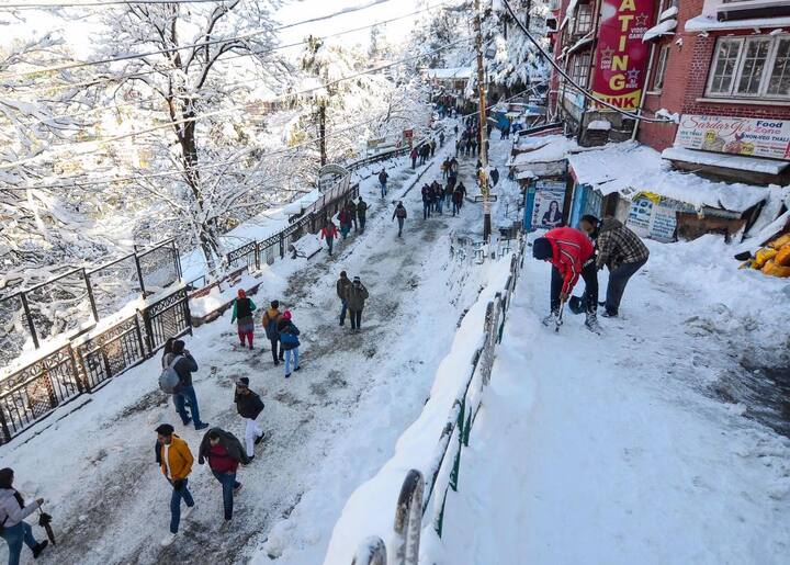 उत्तराखंड के पिथौरागढ़ में बर्फबारी के कारण लोगों की मुश्किलें बढ़ गई है. इलाके में लगातार हो रही बर्फबारी के कारण लोगों को बिजली पानी को लेकर भी दिक्कतों का सामना पड़ रहा है.