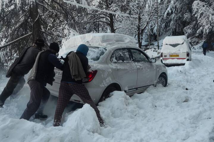 धर्मशाला में बारिश के कारण घरों की छत्त से लेकर गाड़ियां और बाईकों पर भी बर्फ की मोटी चादर जम गई.