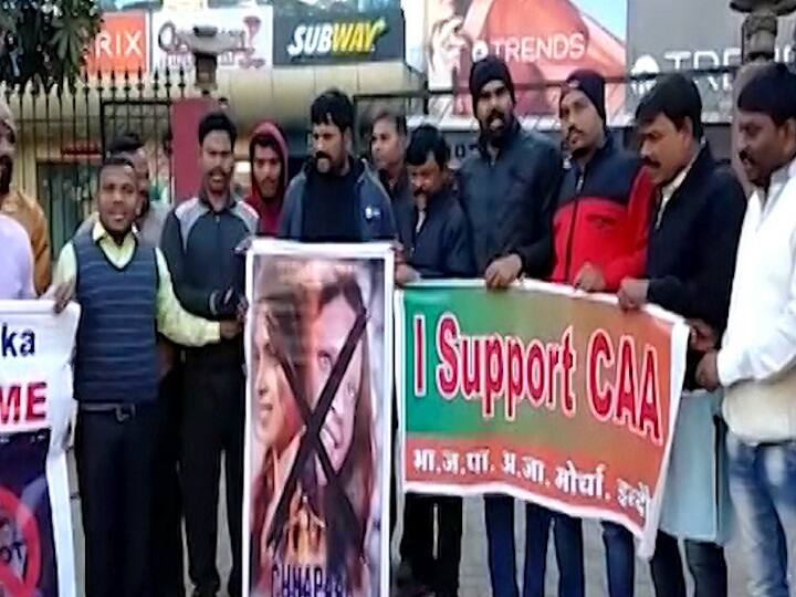 रिलीज होने के बाद भी विवादों में फिल्म 'छपाक', इंदौर में जलाए गए पोस्टर Posters burnt in Indore to protest against the film Chhapaak रिलीज होने के बाद भी विवादों में फिल्म 'छपाक', इंदौर में जलाए गए पोस्टर
