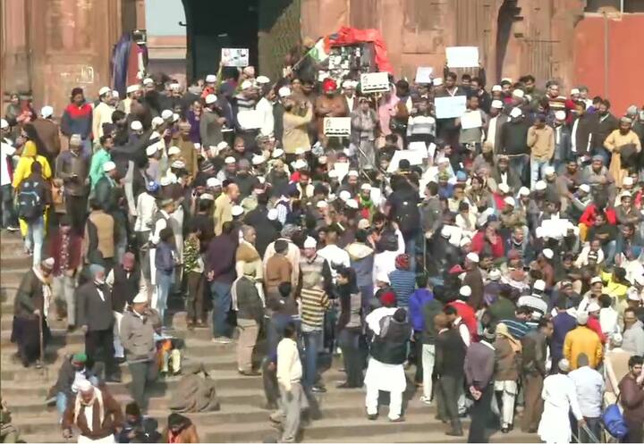 बता दें कि बीते कई शुक्रवार से जामा मस्जिद पर जुमे की नमाज के बाद सीएए और एनआरसी के विरोध में प्रदर्शन होते हैं.
