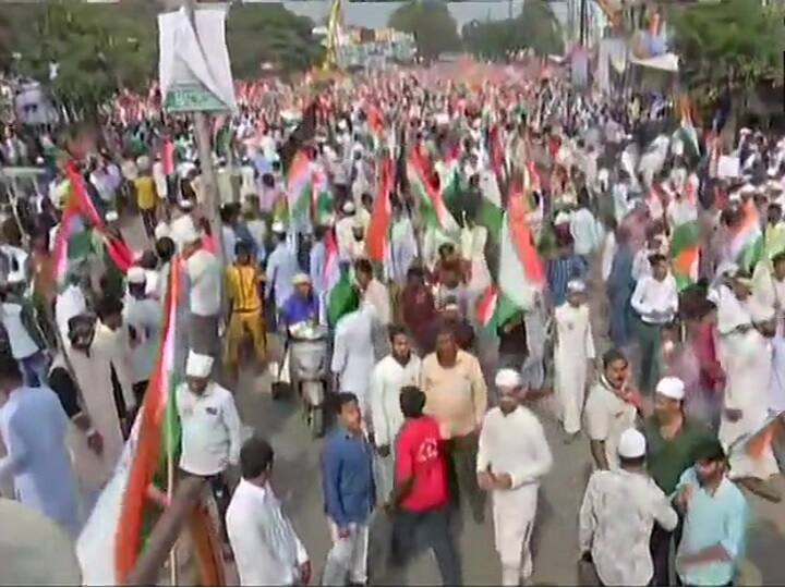 नागरिकता संशोधन कानून, एनआरसी और एनपीआर के विरोध में ऑल इंडिया मजलिस ए इत्तेहादुल मुस्लिमीन (एआईएमआईएम) के अध्यक्ष असदुद्दीन ओवैसी अपने समर्थकों के साथ हैदराबाद में तिरंगा यात्रा निकाली.