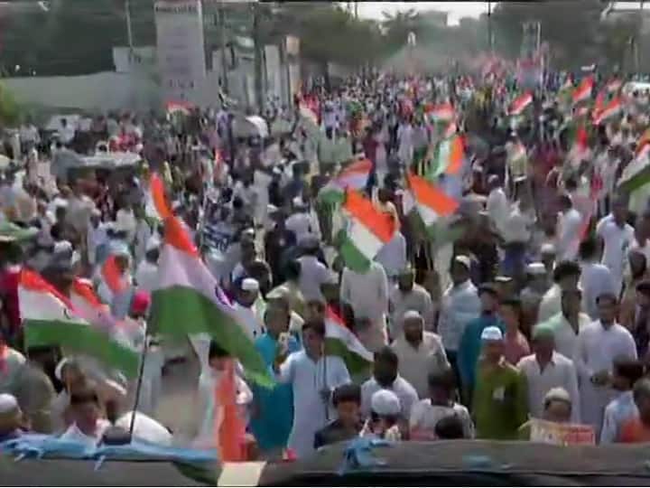 इस यात्रा में भारी संख्या में लोग मौजूद हैं और सरकार के खिलाफ नारेबाजी कर रहे हैं. ओवैसी की ये तिरंगा यात्रा पदयात्रा मीर आलम ईदगाह से शास्‍त्रीपुरम तक जाएगी. 