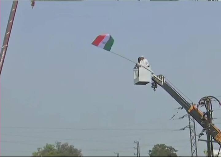 पदयात्रा को लेकर ओवैसी ने ऐलान किया है कि वह चारमीनार पर तिरंगा लहराएंगे. इसके लिए उन्‍होंने 10*30 फुट लंबा तिरंगा बनाने का ऑर्डर दिया है. यह पदयात्रा करीब 4 किलोमीटर तक चलेगी.