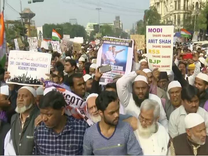 हाथों में बैनर और पोस्टर लिए प्रदर्शनकारी मांग कर रहे हैं कि सरकार इस कानून को वापस ले.