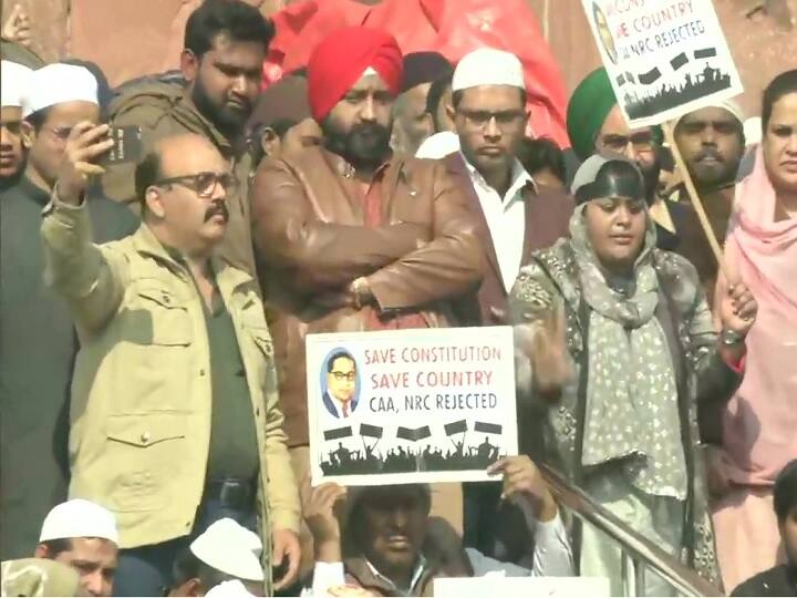 नागरिकता संशोधन कानून और नागरिकता रजिस्टर के खिलाफ आज एक बार फिर जुमे की नमाज के बाद दिल्ली के जामा मस्जिद पर लोग इकट्ठा होकर शांतिपूर्ण विरोध-प्रदर्शन कर रहे हैं.