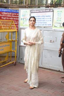 IN PICS: 'छपाक' की सफलता के लिए मुंबई के मशहूर सिद्धी विनायक मंदिर मत्था टेकने पहुंची दीपिका पादुकोण