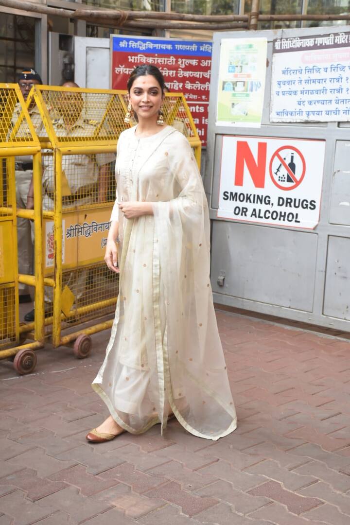  हालांकि इस फिल्म का देश के कई हिस्सों में विरोध भी हो रहा है. इस सबके बीच दीपिका आज फिल्म के रिलीज होते ही बप्पा के दरबार में हाजिर हुईं. (तस्वीर: मानव मंगलानी)