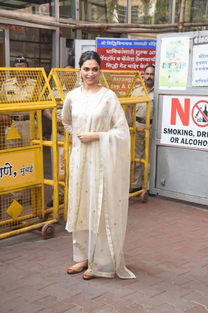  इस फिल्म के रिलीज होते ही दीपिका आज सिद्धिविनायक मंदिर पहुंचीं जहां उन्होंने गणपति बप्पा के दर्शन किए. (तस्वीर: मानव मंगलानी)