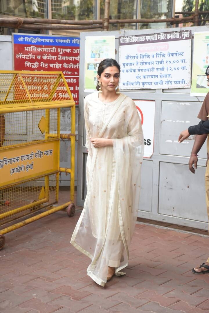  एक्ट्रेस दीपिका ने सिद्धिविनायक मंदिर में अपनी फिल्म छपाक की सफलता के लिए दुआएं मांगीं. (तस्वीर: मानव मंगलानी)