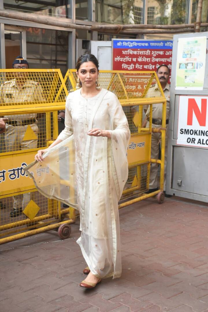  वहीं इस फिल्म छपाक का देश के शहरों में विरोध हो रहा है. इंदौर में बड़ी संख्या में बीजेपी अनुसूचित मोर्चा के कार्यकर्ताओं ने सपना संगीता सिनेमा बाहर प्रदर्शन किया और छपाक के पोस्टर को आग लगा दी. हालांकि कई राज्यों में इस फिल्म को टैक्स फ्री किया गया है. (तस्वीर: मानव मंगलानी)