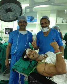 Unseen Photos: सीरियस ब्रेन सर्जरी कराते ऋतिक रोशन की तस्वीरें आईं सामने, मां ने लिखा बेहद भावुक पोस्ट