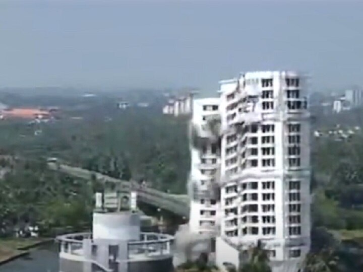 kerla twin apartment towers in Maradu demolished in Kochi केरलः सुप्रीम कोर्ट के आदेश पर कोच्चि में दो अवैध अपार्टमेंट चंद सेकेंड में हुए ढेर