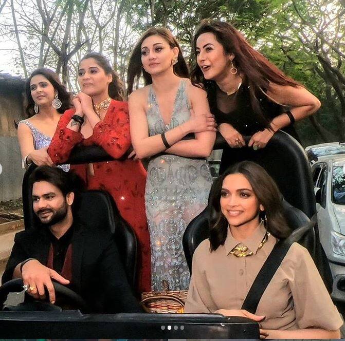 इसके बाद बिग बॉस के सेट पर जो हुआ वो बिग बॉस के इतिहास में पहले कभी नहीं देखा गया. दीपिका ने आनन फानन विजेताओं को एक इनाम का ऐलान कर दिया और ये इनाम है दीपिका के साथ टीम बी को बिग बॉस के घर से बाहर निकलने का मौका.