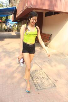 फ्रेश लुक में जिम के बाहर स्पॉट की गईं जाह्नवी कपूर, सामने आईं तस्वीरें