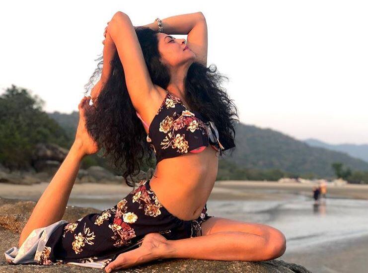 Kavita kaushik has given this big statement through her yoga posture regarding JNU violence JNU हिंसा को लेकर अपने योगासन के जरिए इस मशहूर टीवी अभिनेत्री ने दिया है ये बड़ा बयान
