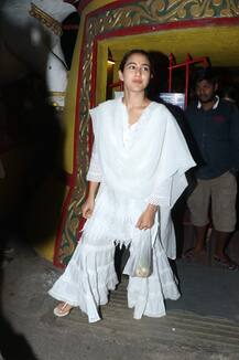 PHOTOS: मम्मी अमृता के साथ मंदिर पहुंचीं सारा अली खान, गरीबों को बांटे पैसे और खाना