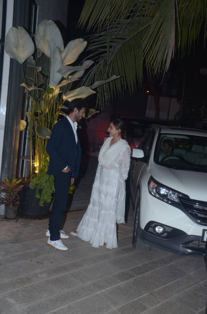 इस दौरान दोनों एक दूसरे के साथ काफी देर तक बातें भी करते दिखाई दिए. (Photo Credit: Manav Manglani)