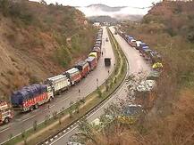 कोरोना के कारण घाटी में ठप हो रहा ट्रांसपोर्ट, यात्रा करने से बच रहे लोग