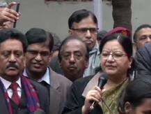 प्रदर्शन कर रहे छात्रों के बीच पहुंची जामिया की VC, कहा- FIR कराने की कोशिश की लेकिन दर्ज नहीं हुई