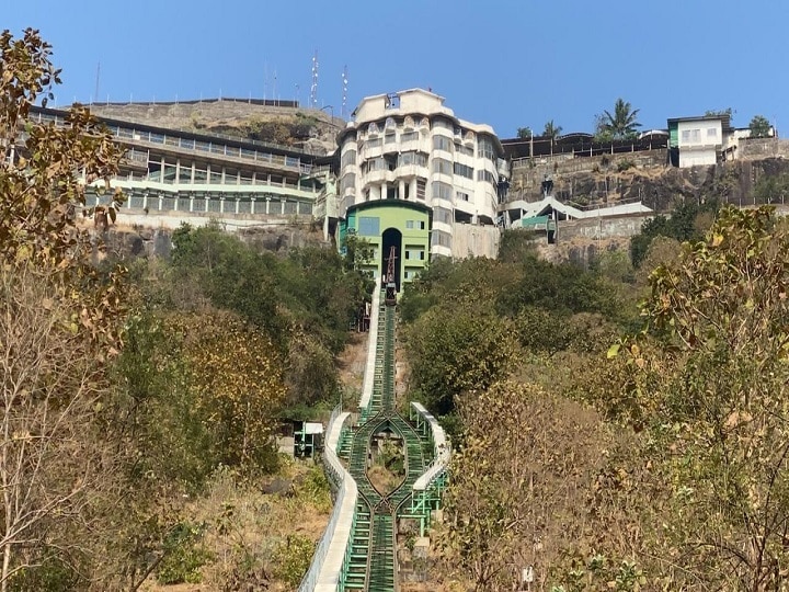 Maharashtra Two laborers die after trolley falls in Jivdani temple महाराष्ट्रः जीवदानी मंदिर की ट्राली गिरने से दो मजदूरों की मौत, मामला दर्ज