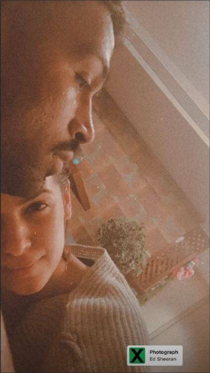 सगाई के बाद नताशा ने हार्दिक की बाहों में आराम करते ये तस्वीर भी शेयर की थी जिसमें दोनों एक दूसरे के बेहद करीब दिखाई दे रहे हैं गुड टाइम स्पेंड करते नजर आ रहे थे. (Photo Credit: Instagram)