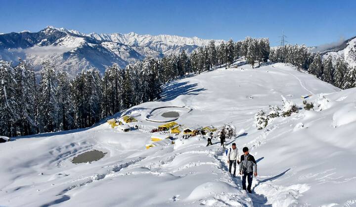पहाड़ों पर बर्फबारी का दौर एक बार फिर लौट आया है. लद्दाख की राजधानी करगिल में पिछले दो दिनों से भारी बर्फबारी हो रही है. बर्फबारी से करगिल में तापमान माइनस दो डिग्री तक नीचे जा चुका है.