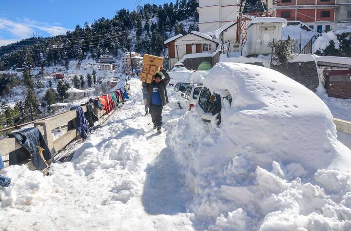 शिमला में इस बार काफी बर्फबारी हुई है. जिससे लोगों को परेशानी का सामना करना पड़ रहा है.
