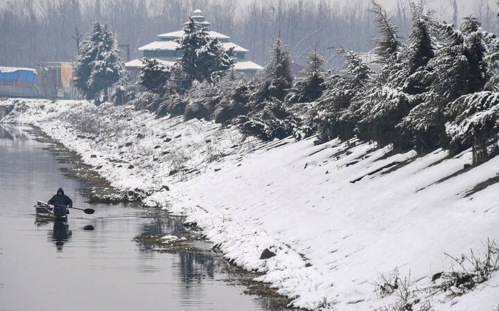 कश्मीर में बर्फबारी के बाद कुछ ऐसी दिख रही थी तस्वीर