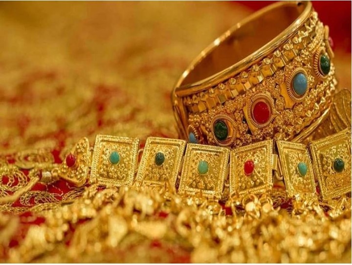 Gold falls 102 rupees silver falls by 249 rupees रुपये का मूल्य गिरने के बाद सोने में 102 रुपये की तेजी, चांदी में 249 रुपये की गिरावट
