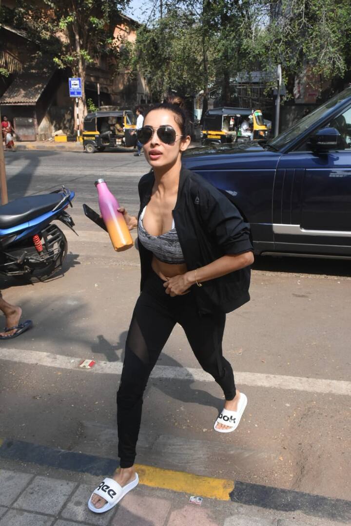 वाटर बोटल थामे जिम जाती मलाइका अरोड़ा. (Photo Credit: Manav Manglani)