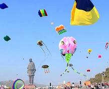 मकर संक्रांति: रंग-बिरंगी पतंगों से पटा 'स्टैच्यू ऑफ यूनिटी' का आसमान, जुटी पर्यटकों की भारी भीड़