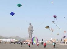 मकर संक्रांति: रंग-बिरंगी पतंगों से पटा 'स्टैच्यू ऑफ यूनिटी' का आसमान, जुटी पर्यटकों की भारी भीड़