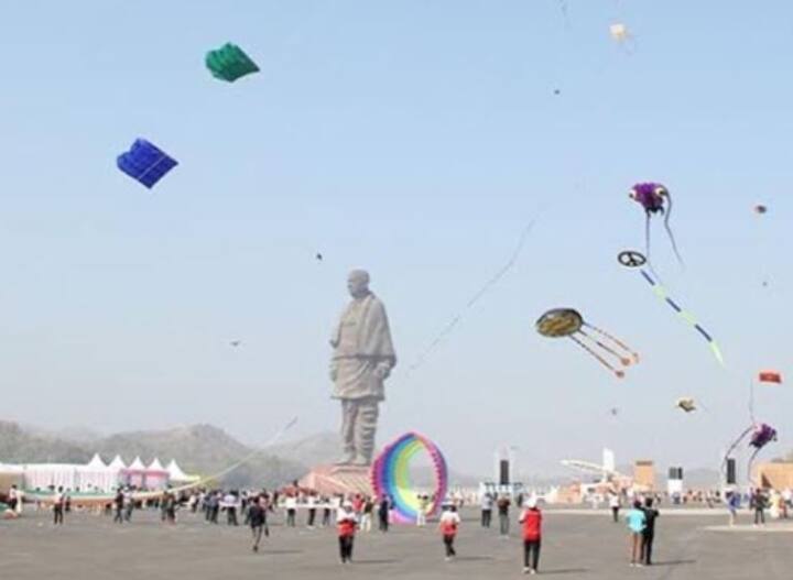 यहां वैसे तो हर दिन काफी संख्या में पर्यटक जुटते हैं लेकिन मकर संक्रांति को लेकर आज काफी ज्यादा भीड़ यहां दिख रही है.