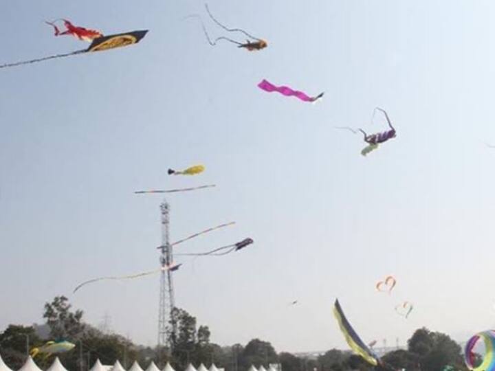 प्रयागराज, वाराणसी और हरिद्वार जैसे शहरों में आज मकर संक्रांति के अवसर पर आस्था की डुबकी लगाने वालों की भीड़ जुटी हुई है.