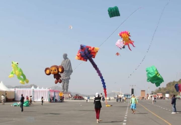 रंग-बिरंगी पतंगों से यहां का आसमान सतरंगी नजर आ रहा है.
