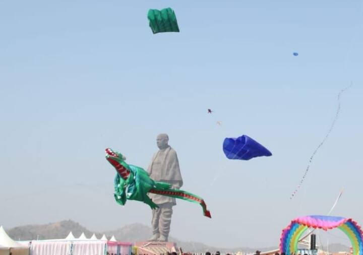 प्रधानमंत्री नरेंद्र मोदी ने भी मकर संक्रांति के अवसर पर 'स्टैच्यू ऑफ यूनिटी' की तस्वीरें शेयर की हैं.
